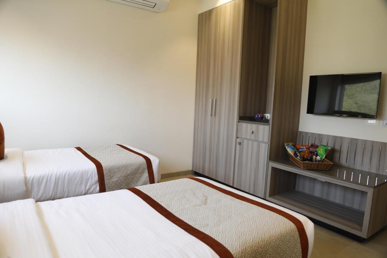 Hotel The Royal Vista Varanasi Exterior photo