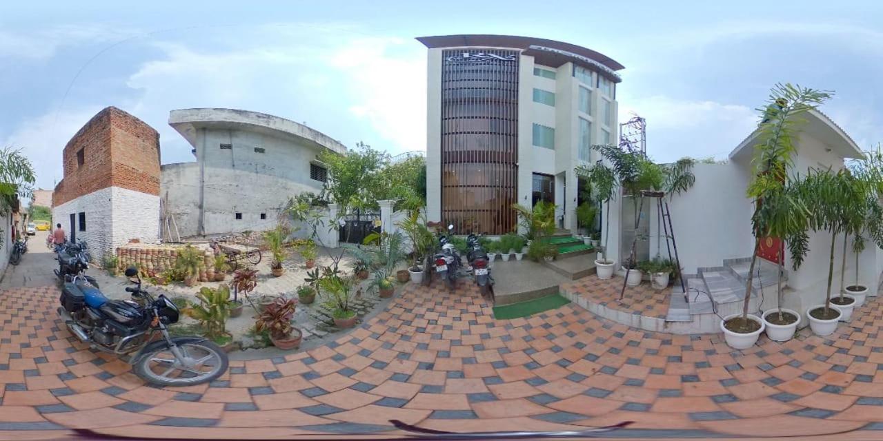 Hotel The Royal Vista Varanasi Exterior photo